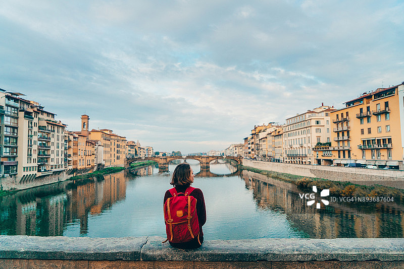 女人坐在维琪奥桥上欣赏风景图片素材