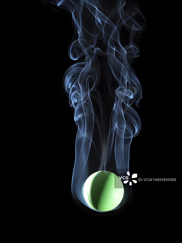 黑色背景上的火焰烟雾图片素材