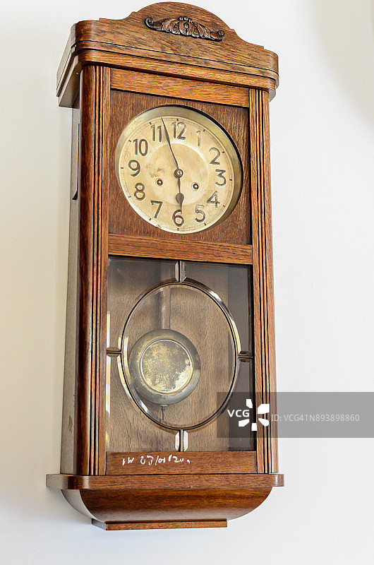 带模拟指针的复古木制挂钟图片素材