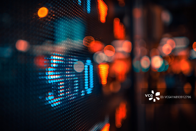 金融股票市场数字和城市灯光图片素材