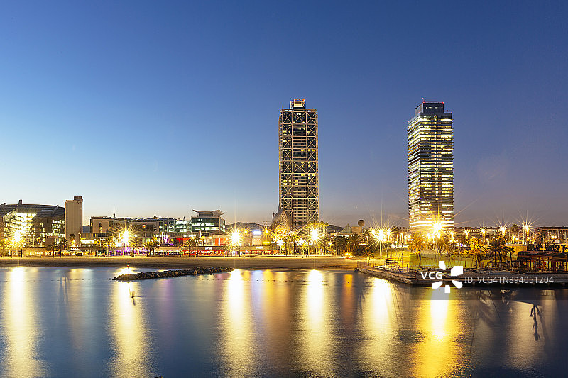 西班牙加泰罗尼亚巴塞罗那夜景图片素材