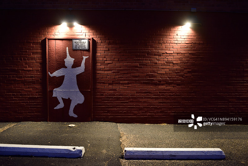 美国怀俄明州夏延的夜景和彩绘墙图片素材