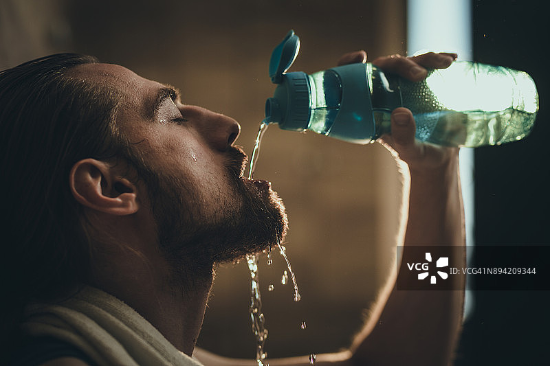 我非常需要淡水！图片素材