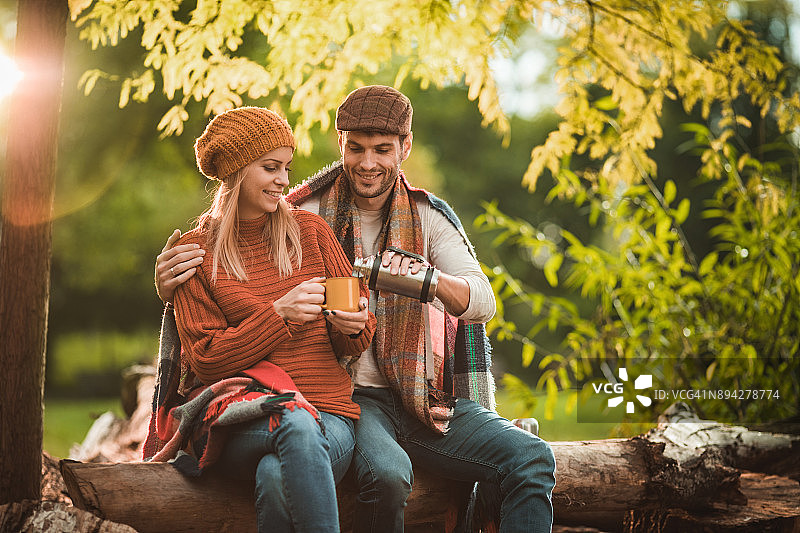 这杯热咖啡会给你带来温暖！图片素材