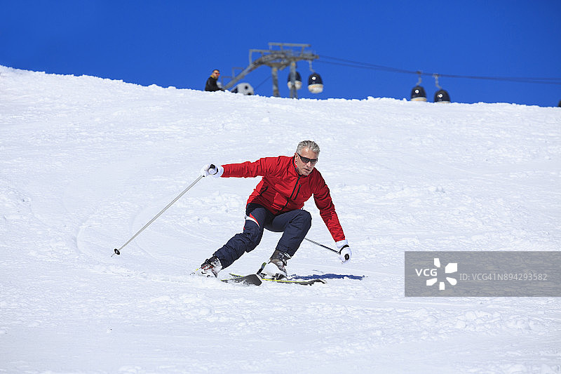 业余冬季运动：阿尔卑斯山滑雪。滑雪者在阳光明媚的滑雪胜地滑雪。意大利南蒂罗尔多洛米蒂山脉的 Kronplatz 雪景。图片素材