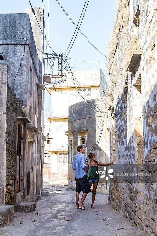 第乌岛上的两位游客与传统建筑图片素材