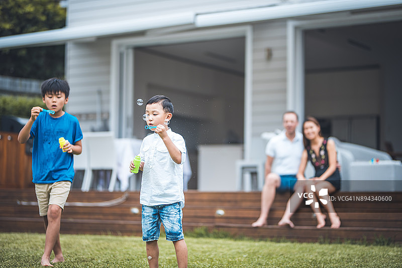 吹泡泡图片素材