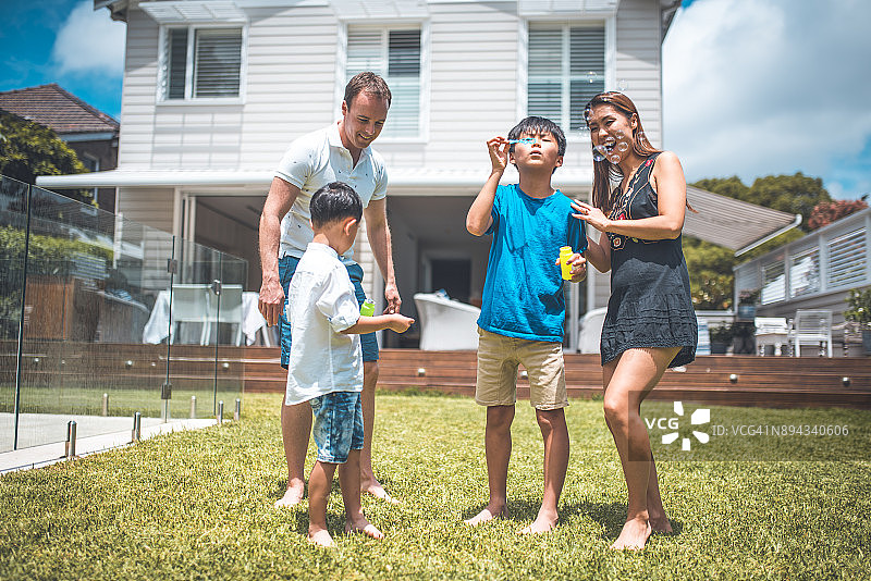 吹泡泡图片素材