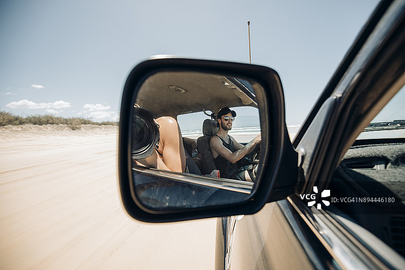 在海滩上行驶图片素材