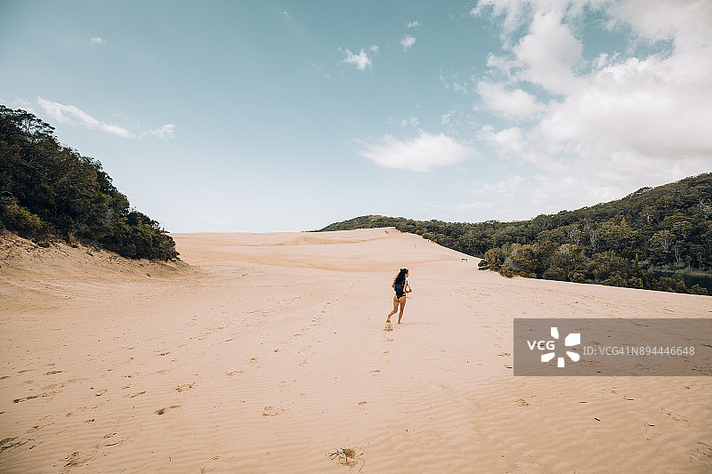 在弗雷泽岛的沙滩上跑步图片素材