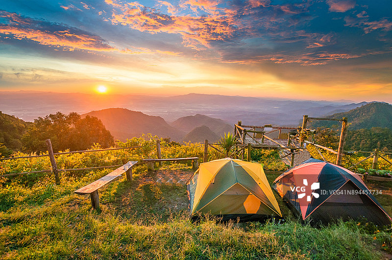 泰国北部的山景，日出和薄雾图片素材