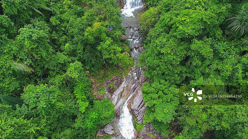 航拍泰国南部的热带森林和瀑布图片素材