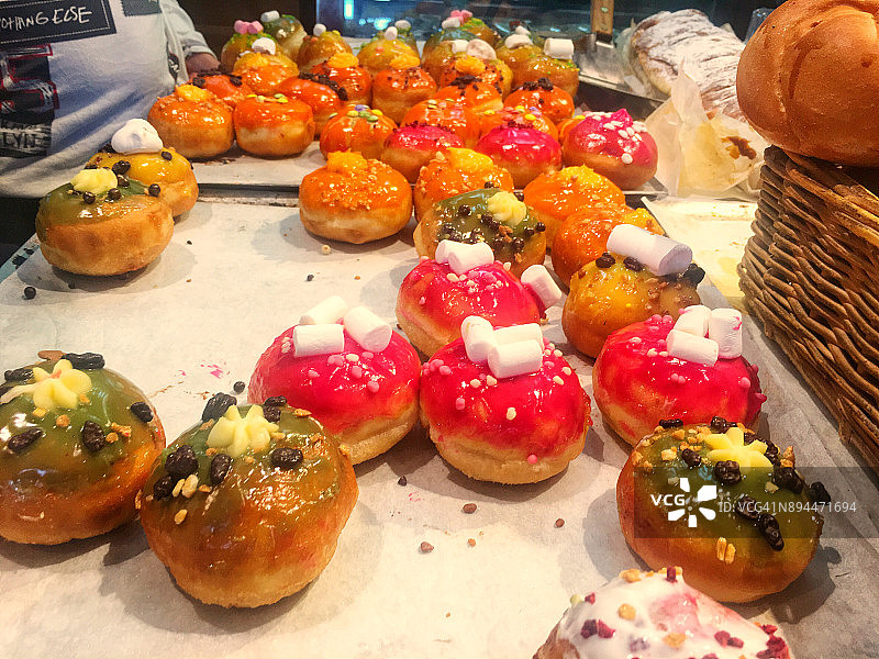 烘焙店里的Sufganiyot甜甜圈和糕点图片素材