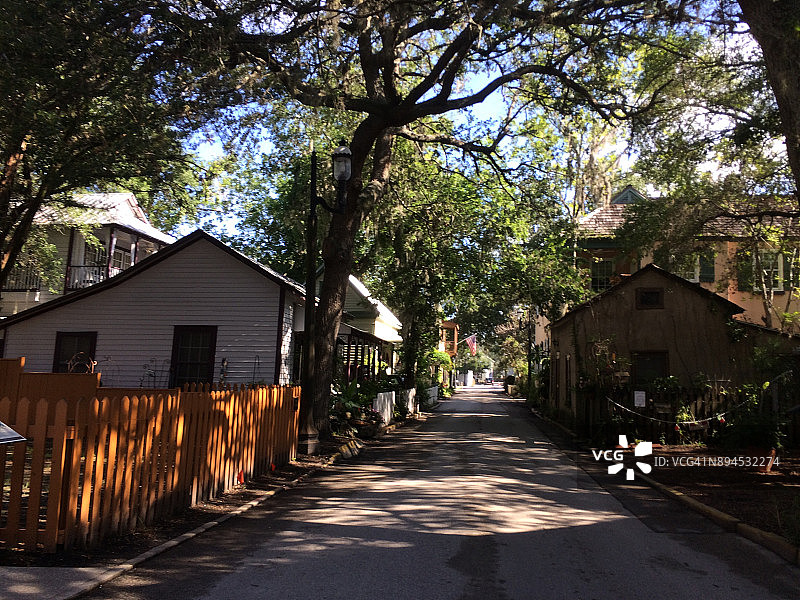 炎热夏日下的阴凉街道图片素材
