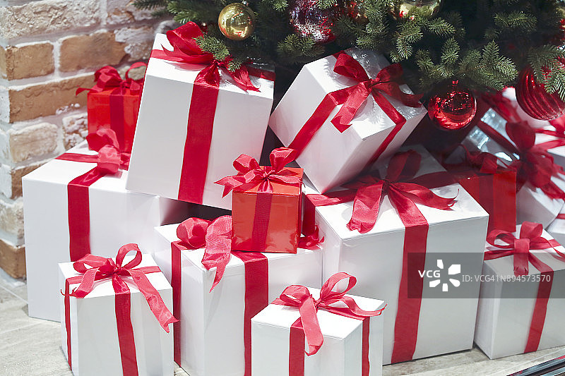 圣诞树下堆放的礼品盒图片素材