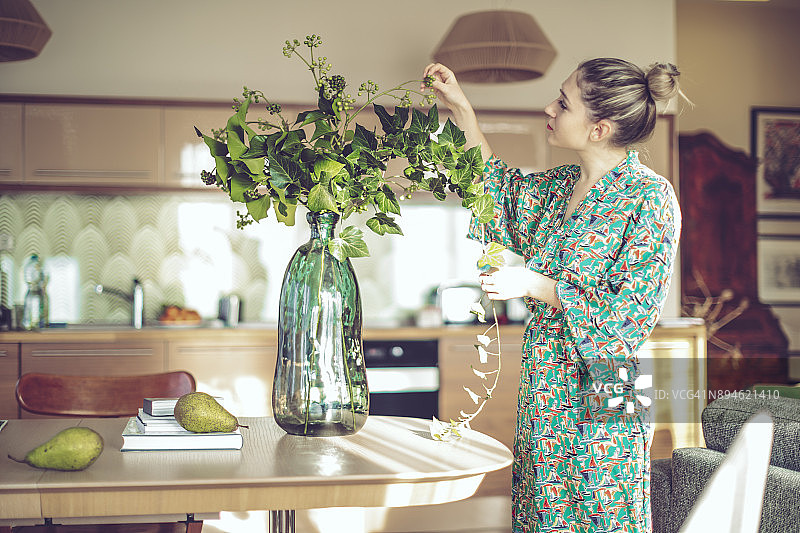 年轻女子在家图片素材