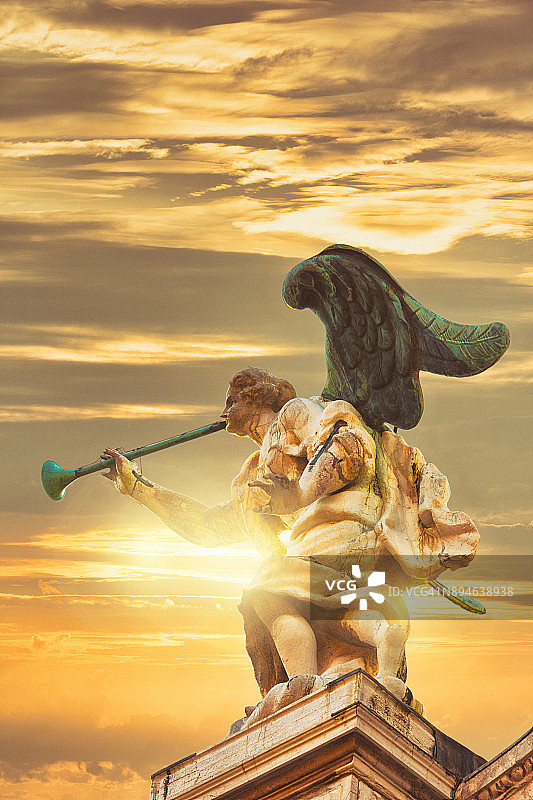 意大利威尼斯圣玛丽亚佐贝尼戈教堂顶部的雕塑图片素材