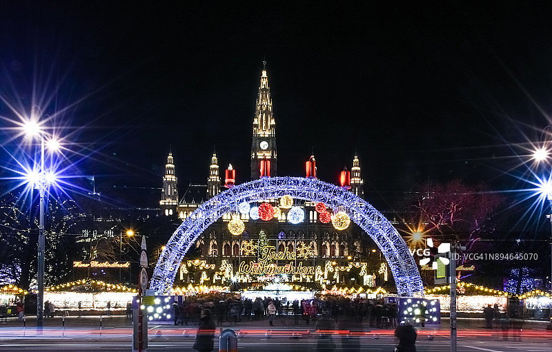 奥地利维也纳市政厅前传统圣诞市场图片素材