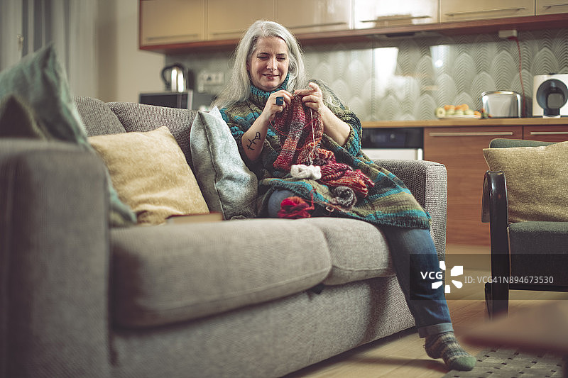 成熟的女人在家图片素材