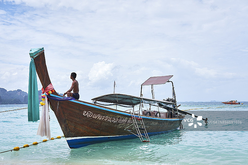泰国尖竹汶府攀牙的长尾船上的男子图片素材