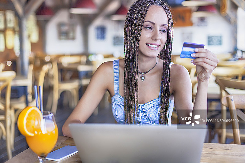 在餐厅里网购图片素材