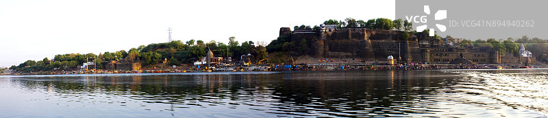 印度中央邦马赫ेश्वर镇的纳尔默达河 घाट图片素材