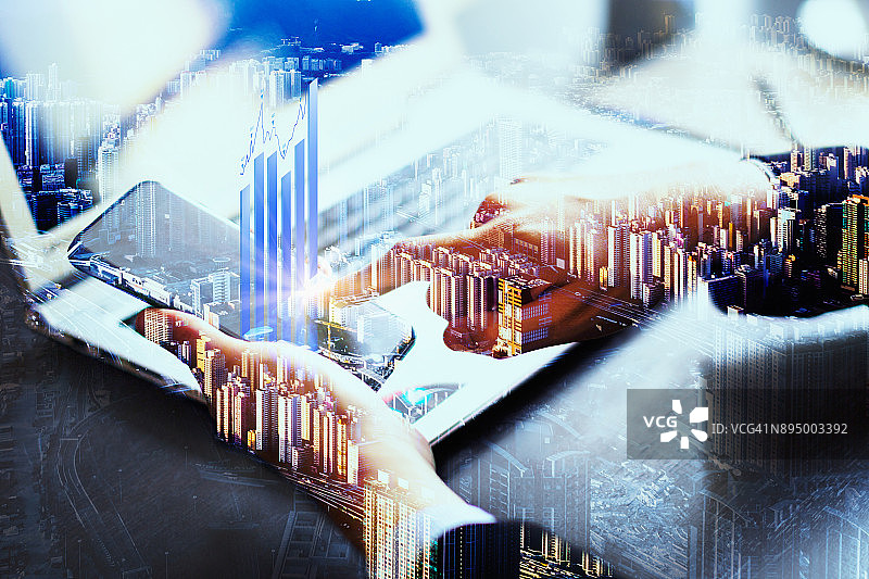 商务男士用智能手机工作，图表金融科技双重曝光图片素材