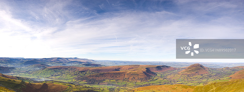 金色山丘，绿色山谷，广阔天空图片素材
