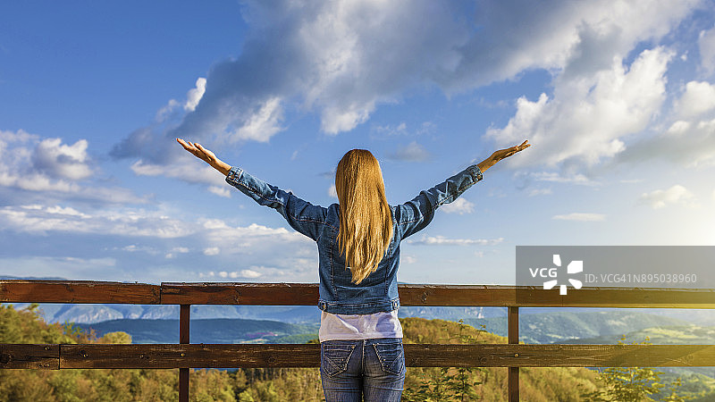 女孩享受户外自由图片素材