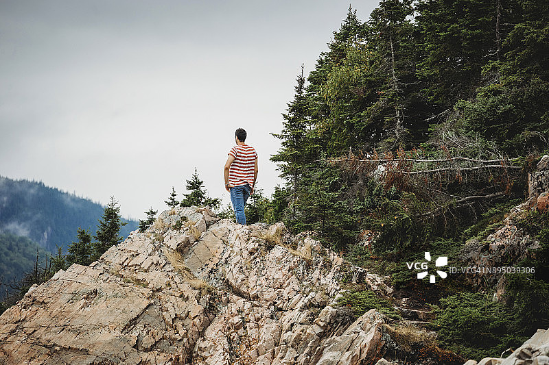 站在山顶远眺的青年男子图片素材