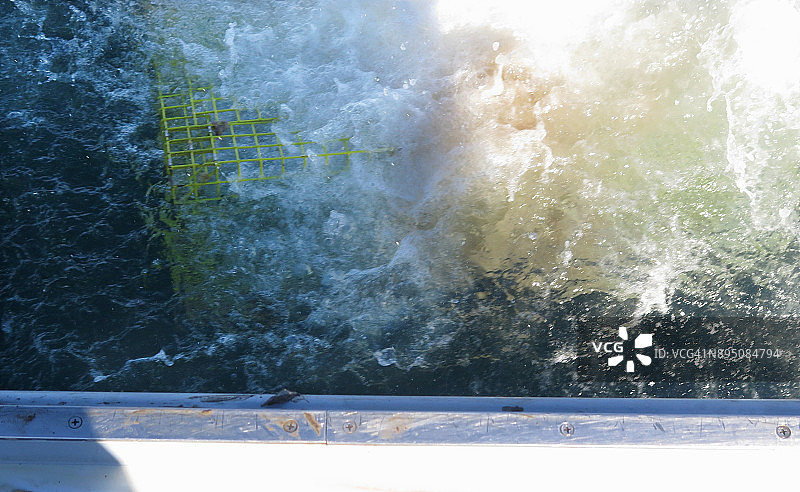 刚放下诱饵的捕龙虾器入海图片素材