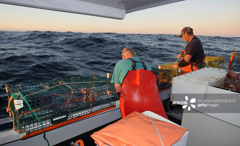 渔民准备放下龙虾陷阱图片素材