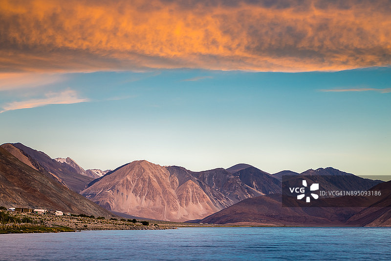 班公湖的暮光云彩图片素材