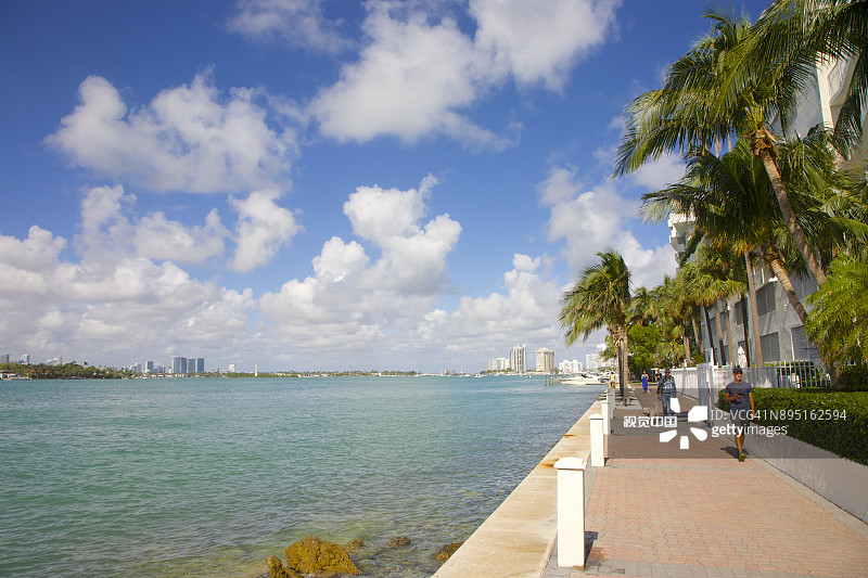 人们在迈阿密海滩的内河航道附近行走图片素材