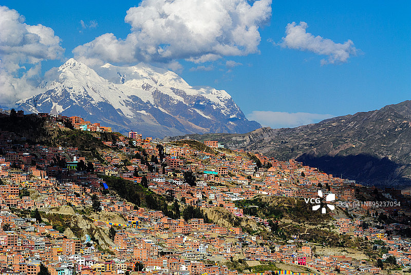 拉巴斯人口稠密的街区，背景是伊利马尼山图片素材