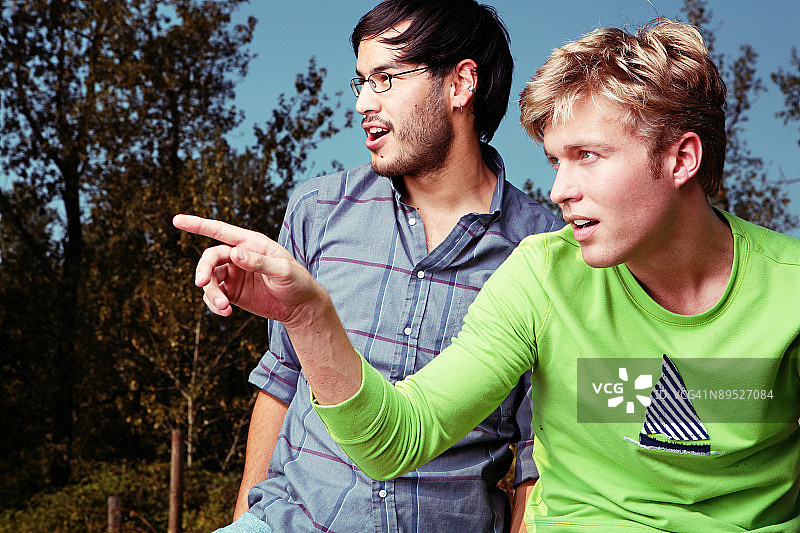 两名男子看起来震惊而好奇图片素材