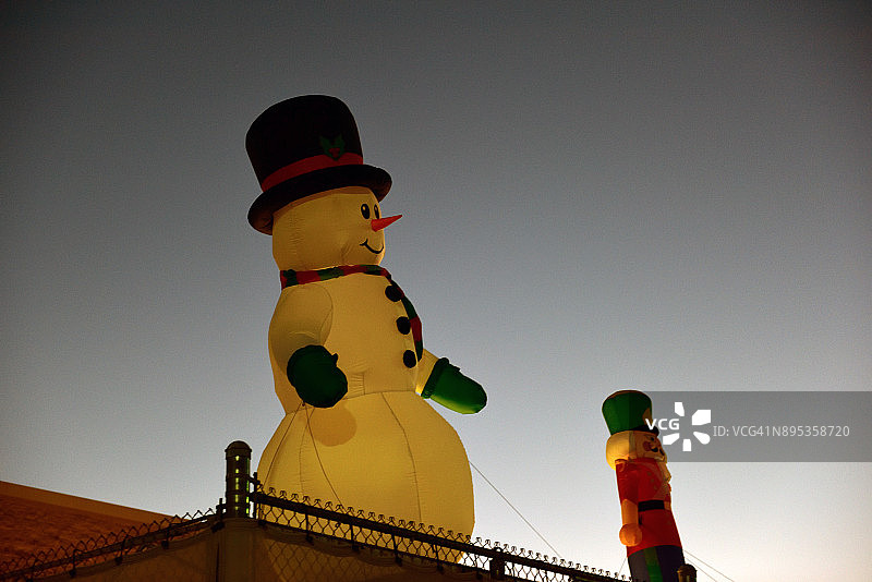 美国新墨西哥州阿拉莫戈多屋顶上的充气雪人图片素材