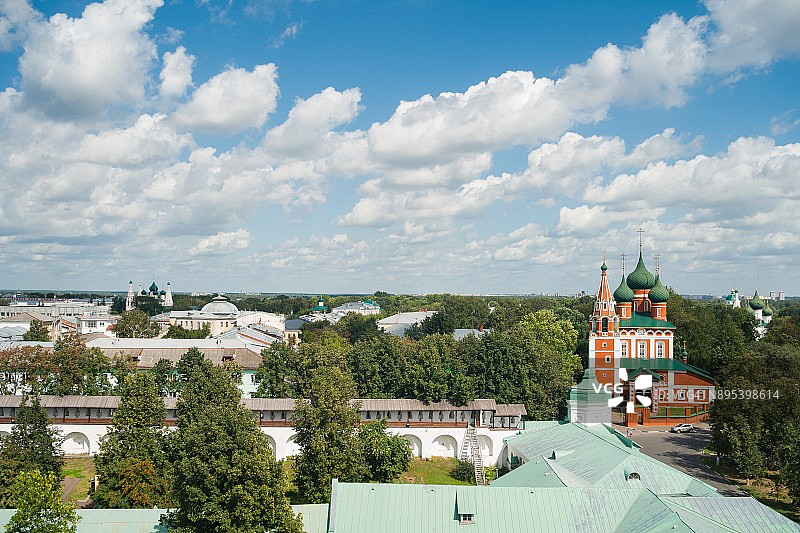 阳光下的雅罗斯拉夫尔古城天际线（航拍视角）图片素材