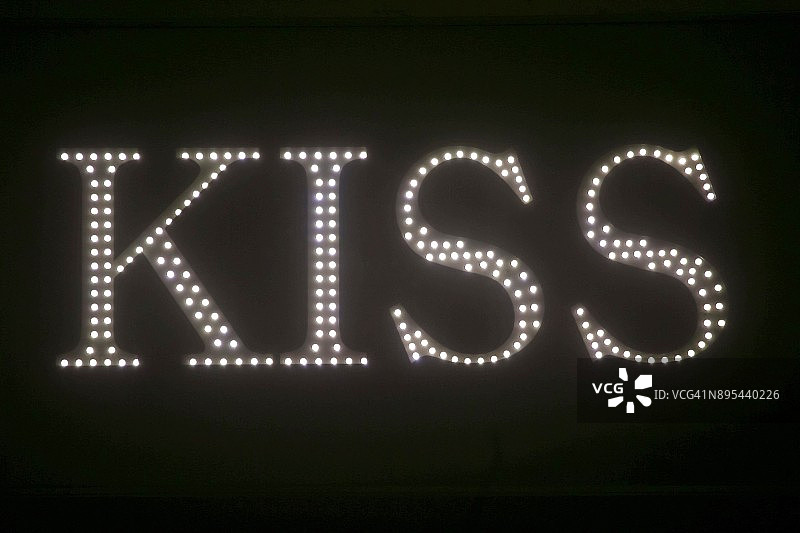 夜晚的LED灯牌图片素材