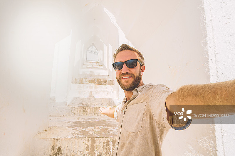 在缅甸白色寺庙自拍的旅行男人图片素材