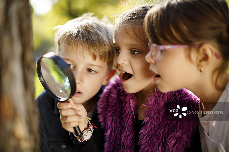 拿着放大镜的孩子们图片素材