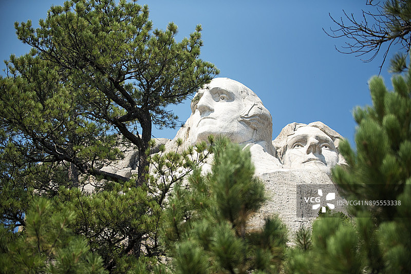 拉什莫尔山国家纪念碑的低角度景观图片素材