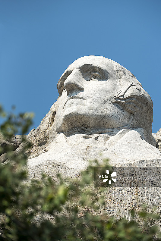 拉什莫尔山国家纪念碑的低角度景观图片素材