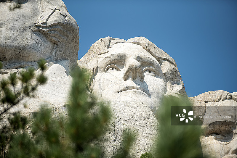 拉什莫尔山国家纪念碑的低角度景观图片素材