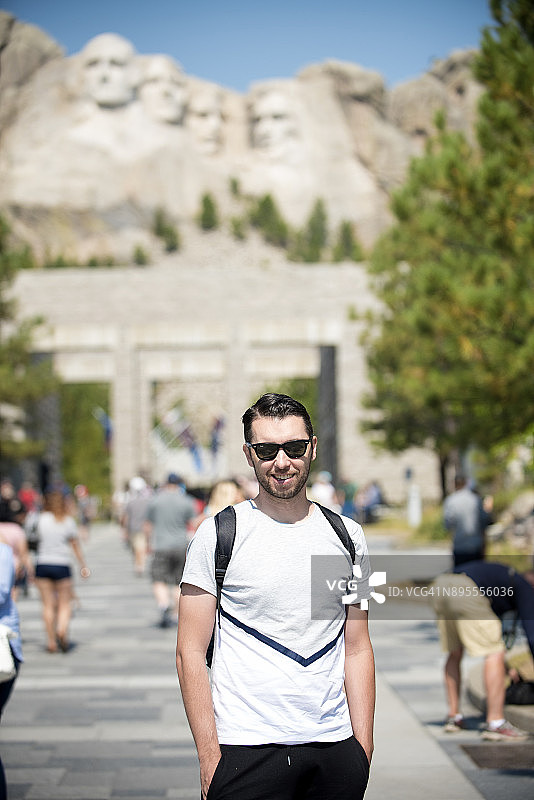 游客参观美国南达科他州拉什莫尔山图片素材