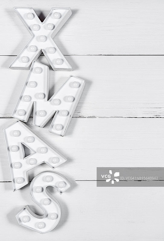 白色木桌上的圣诞信件图片素材