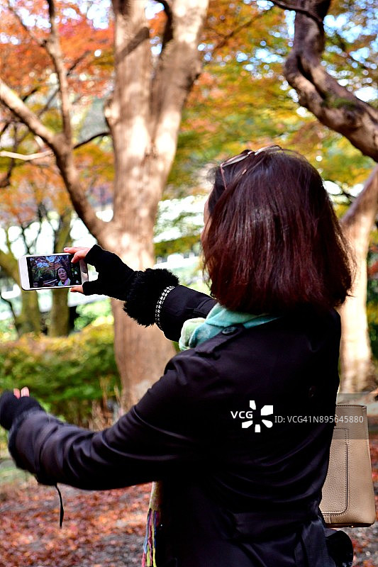 日本女子在京都秋叶中自拍图片素材