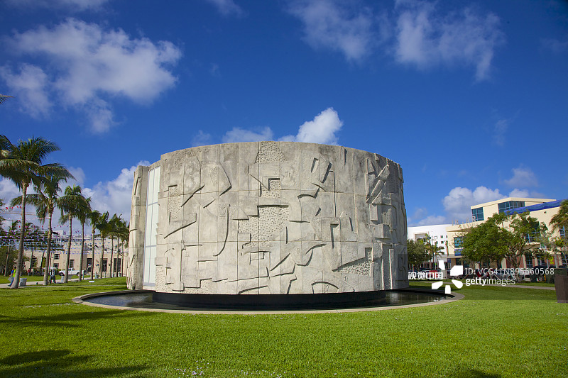 草坪上的圆柱形浮雕图片素材