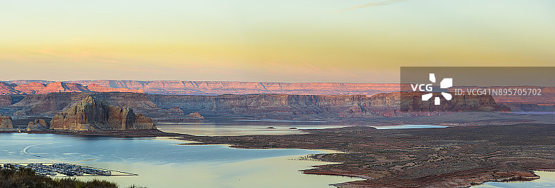 日落时分的犹他州鲍威尔湖全景图片素材