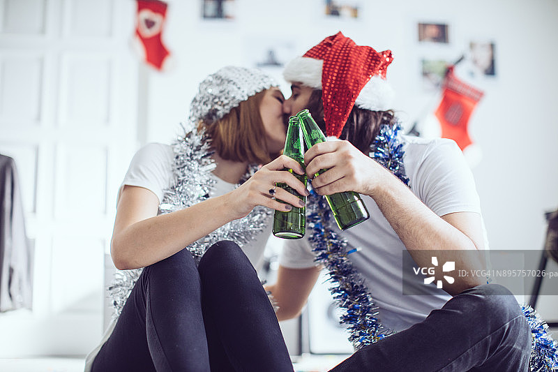 快乐的年轻夫妇图片素材